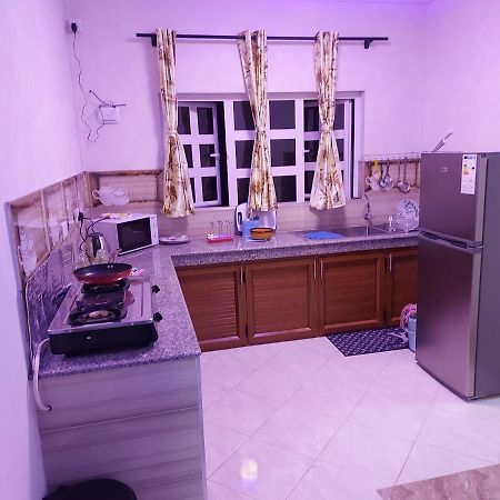 Rs Villas - Three Bedrooms Share Apartment With Private Room And Free Wifi And 100Mts To The Beach And Ac And 100Mts To Bus Stop And Pool Flic-en-Flacq Buitenkant foto
