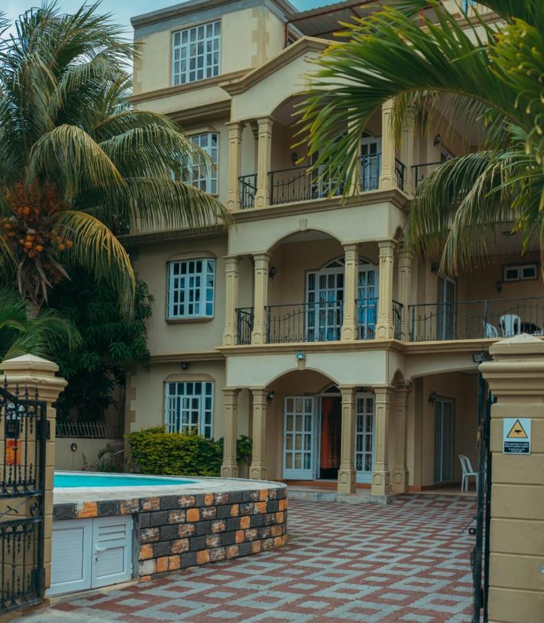 Rs Villas - Three Bedrooms Share Apartment With Private Room And Free Wifi And 100Mts To The Beach And Ac And 100Mts To Bus Stop And Pool Flic-en-Flacq Buitenkant foto