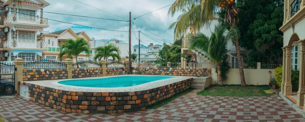 Rs Villas - Three Bedrooms Share Apartment With Private Room And Free Wifi And 100Mts To The Beach And Ac And 100Mts To Bus Stop And Pool Flic-en-Flacq Buitenkant foto