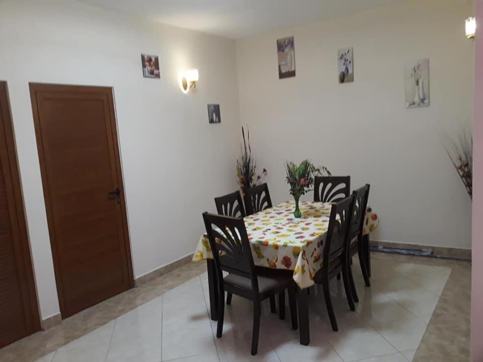 Rs Villas - Three Bedrooms Share Apartment With Private Room And Free Wifi And 100Mts To The Beach And Ac And 100Mts To Bus Stop And Pool Flic-en-Flacq Buitenkant foto