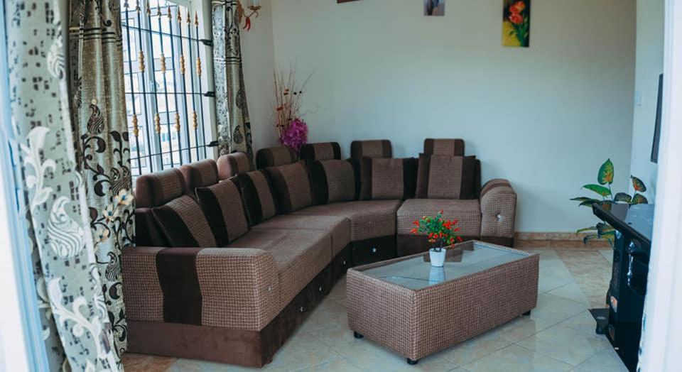 Rs Villas - Three Bedrooms Share Apartment With Private Room And Free Wifi And 100Mts To The Beach And Ac And 100Mts To Bus Stop And Pool Flic-en-Flacq Buitenkant foto