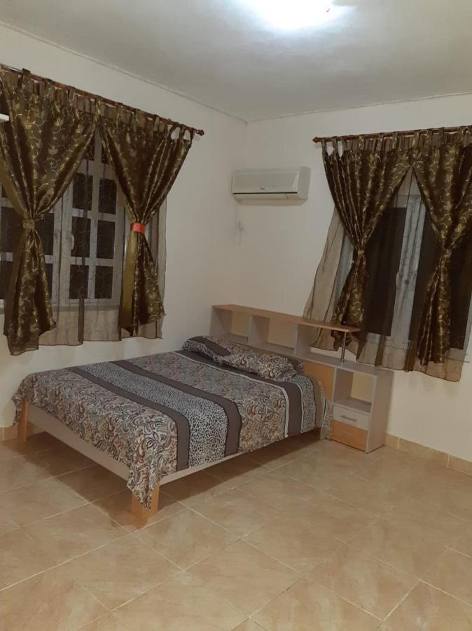 Rs Villas - Three Bedrooms Share Apartment With Private Room And Free Wifi And 100Mts To The Beach And Ac And 100Mts To Bus Stop And Pool Flic-en-Flacq Buitenkant foto