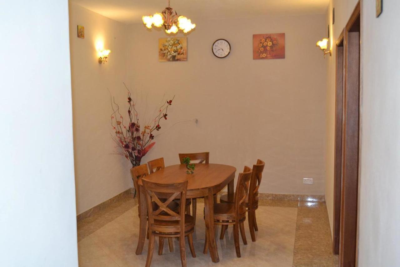Rs Villas - Three Bedrooms Share Apartment With Private Room And Free Wifi And 100Mts To The Beach And Ac And 100Mts To Bus Stop And Pool Flic-en-Flacq Buitenkant foto
