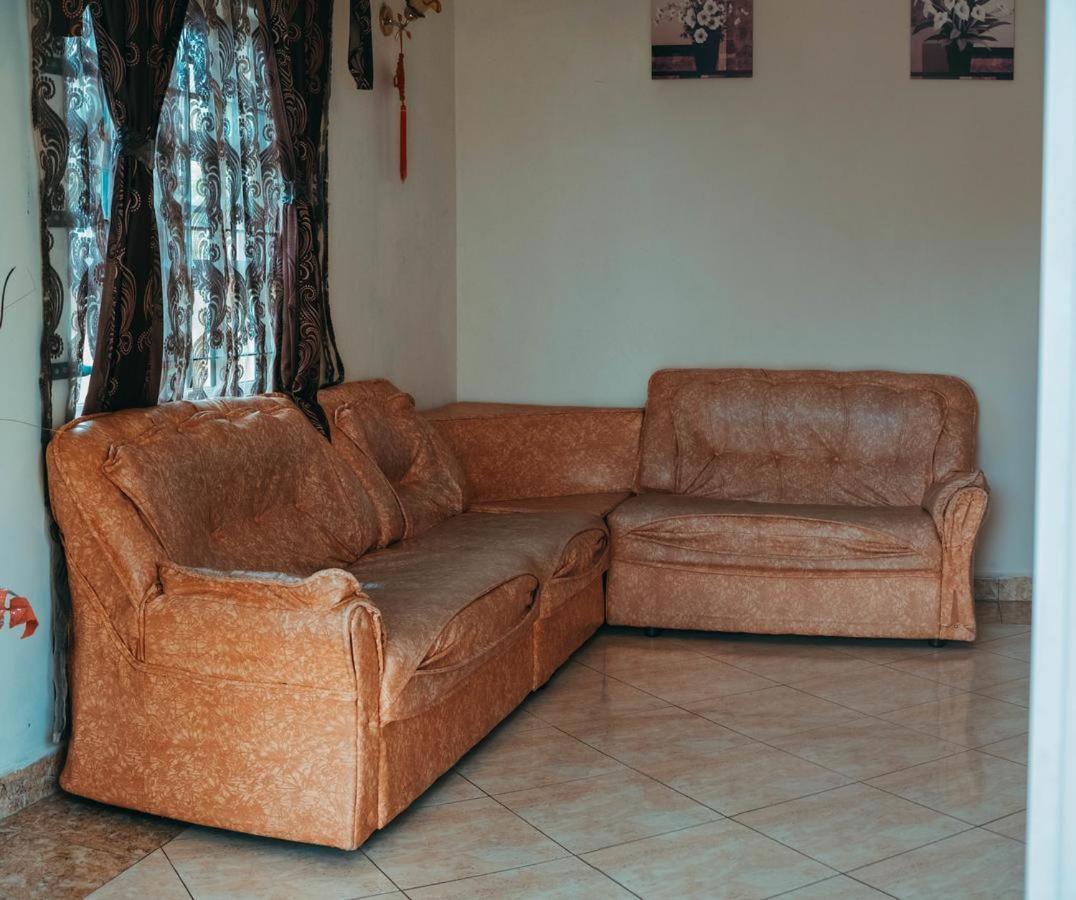 Rs Villas - Three Bedrooms Share Apartment With Private Room And Free Wifi And 100Mts To The Beach And Ac And 100Mts To Bus Stop And Pool Flic-en-Flacq Buitenkant foto