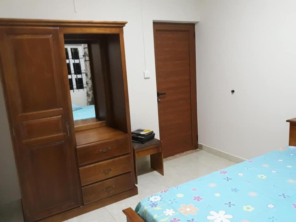Rs Villas - Three Bedrooms Share Apartment With Private Room And Free Wifi And 100Mts To The Beach And Ac And 100Mts To Bus Stop And Pool Flic-en-Flacq Buitenkant foto