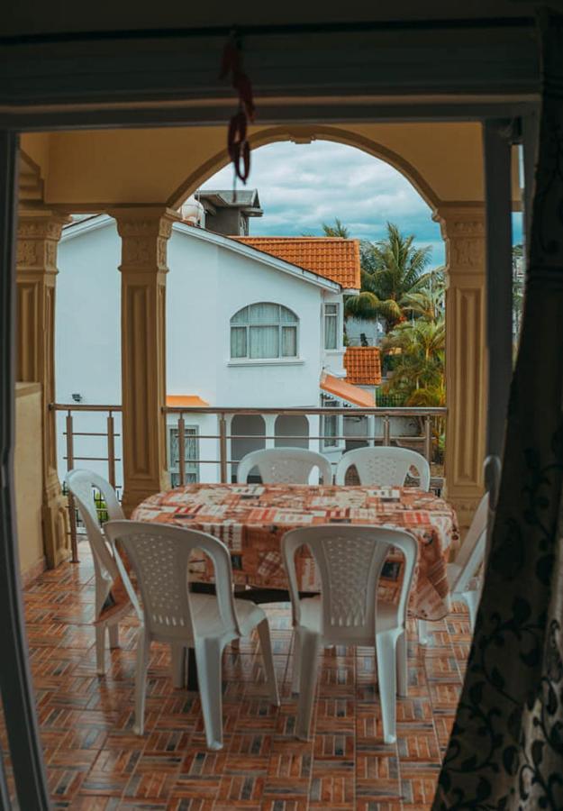Rs Villas - Three Bedrooms Share Apartment With Private Room And Free Wifi And 100Mts To The Beach And Ac And 100Mts To Bus Stop And Pool Flic-en-Flacq Buitenkant foto