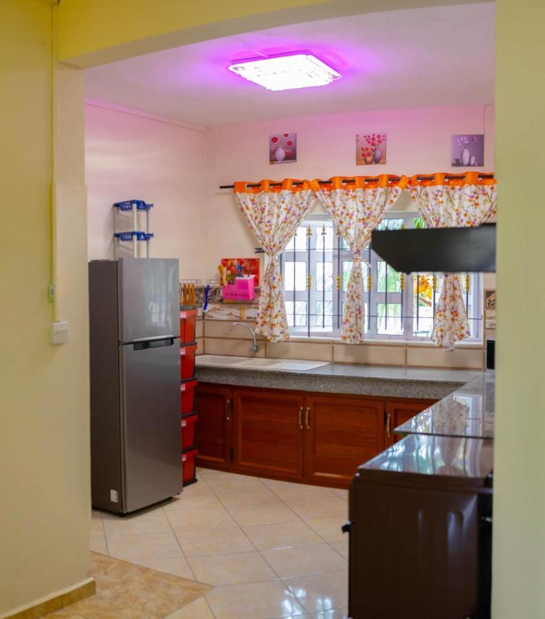 Rs Villas - Three Bedrooms Share Apartment With Private Room And Free Wifi And 100Mts To The Beach And Ac And 100Mts To Bus Stop And Pool Flic-en-Flacq Buitenkant foto