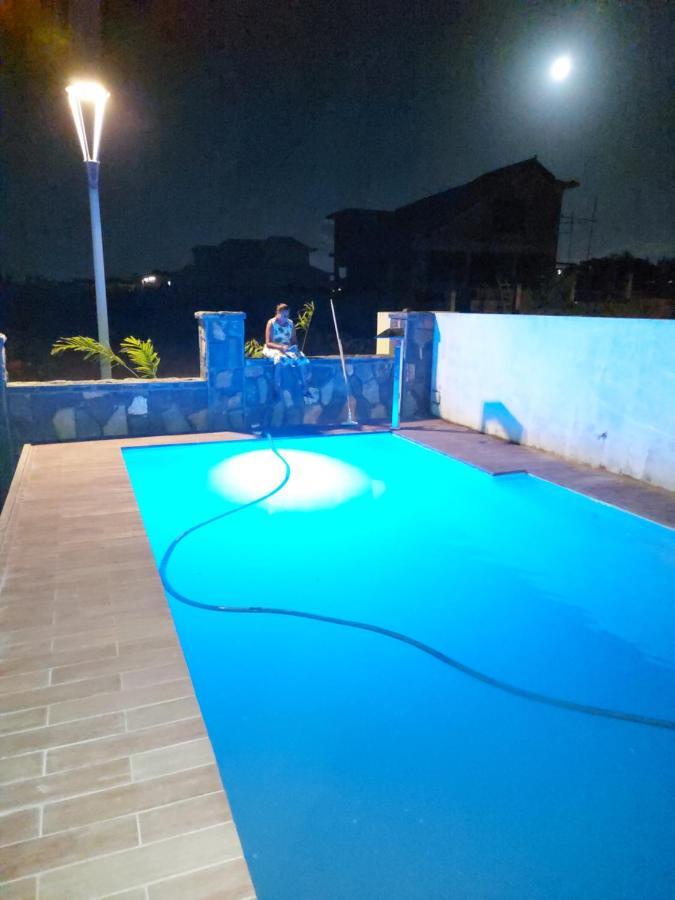 Rs Villas - Three Bedrooms Share Apartment With Private Room And Free Wifi And 100Mts To The Beach And Ac And 100Mts To Bus Stop And Pool Flic-en-Flacq Buitenkant foto