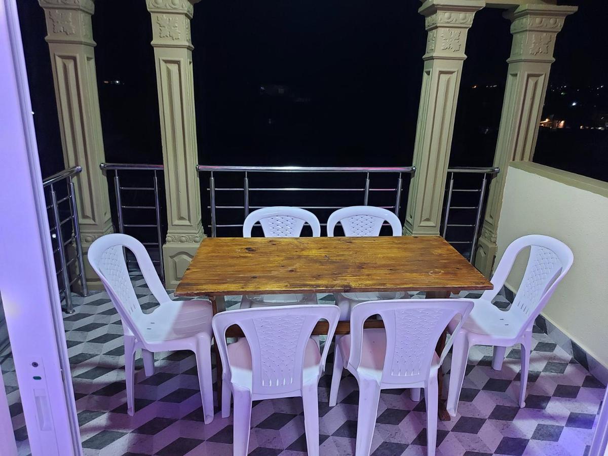 Rs Villas - Three Bedrooms Share Apartment With Private Room And Free Wifi And 100Mts To The Beach And Ac And 100Mts To Bus Stop And Pool Flic-en-Flacq Buitenkant foto