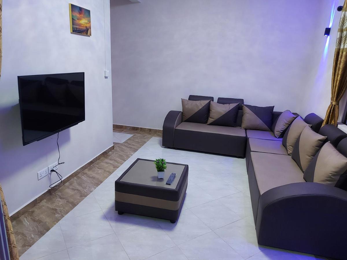Rs Villas - Three Bedrooms Share Apartment With Private Room And Free Wifi And 100Mts To The Beach And Ac And 100Mts To Bus Stop And Pool Flic-en-Flacq Buitenkant foto