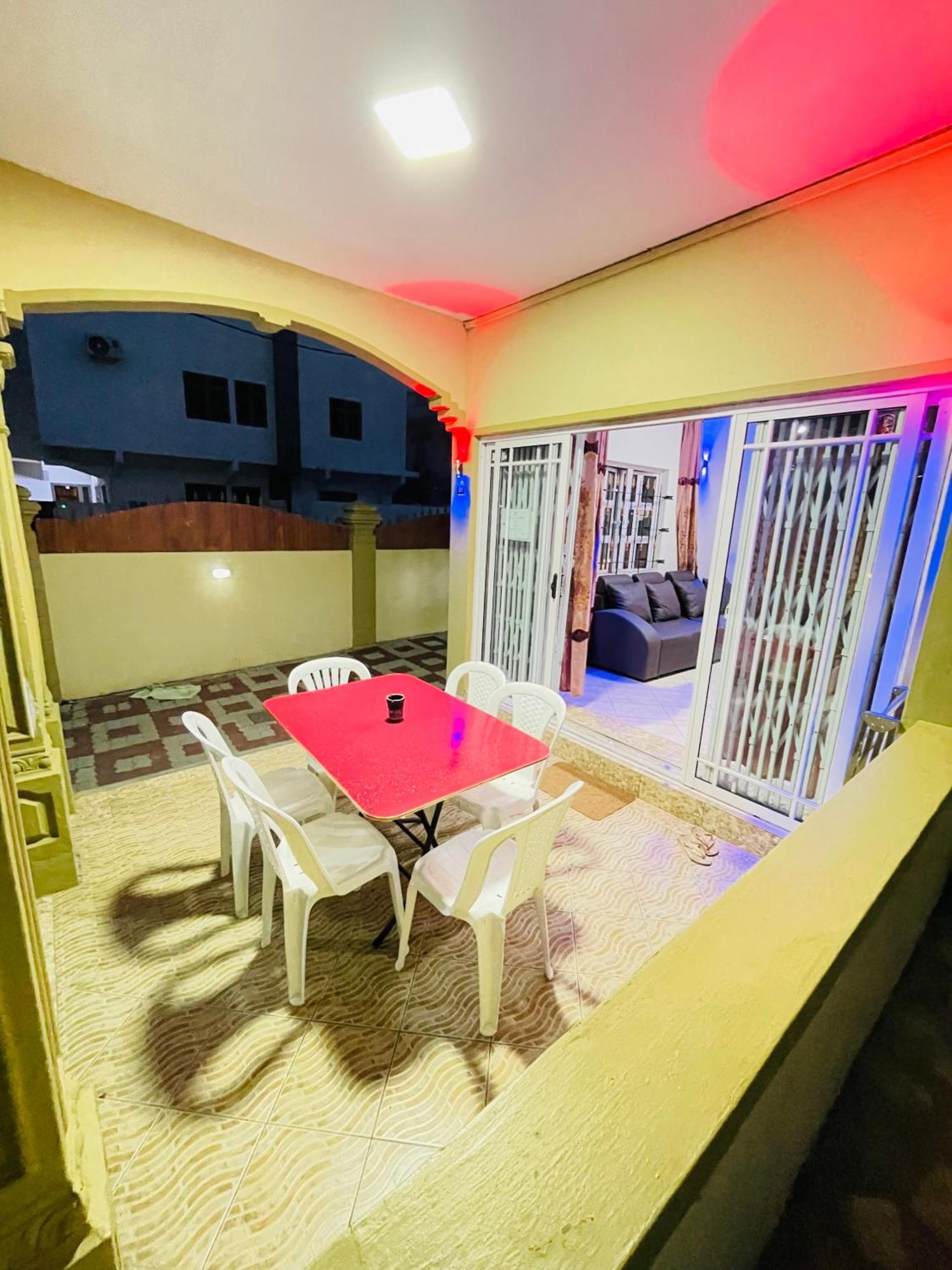 Rs Villas - Three Bedrooms Share Apartment With Private Room And Free Wifi And 100Mts To The Beach And Ac And 100Mts To Bus Stop And Pool Flic-en-Flacq Buitenkant foto